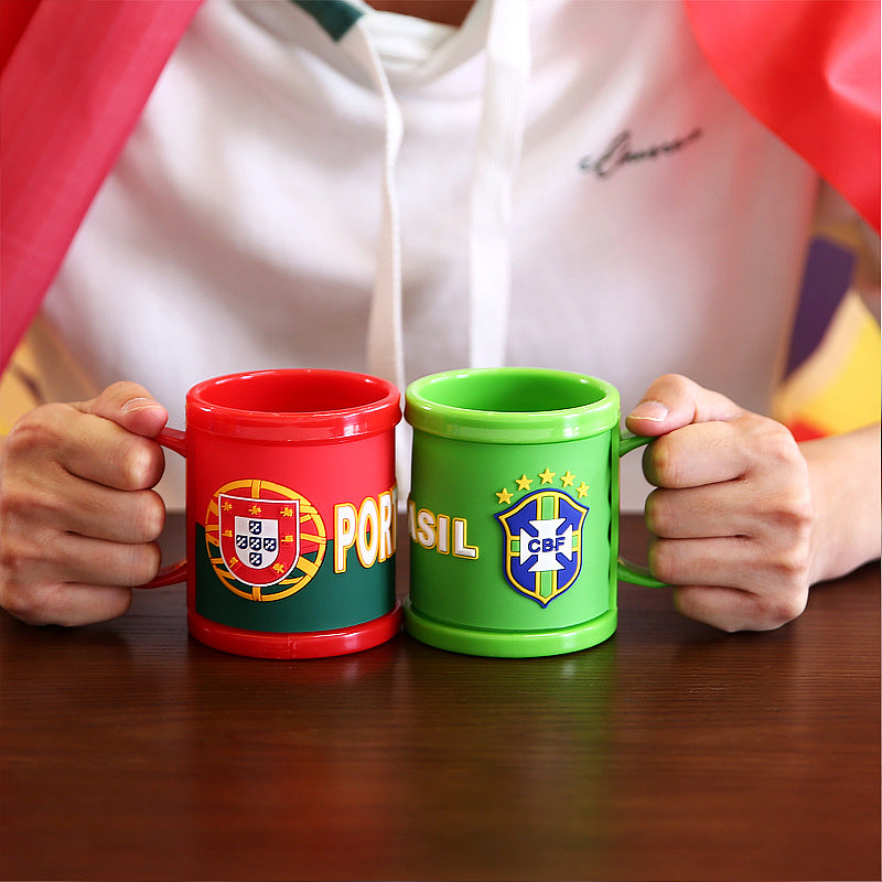 Supporterutstyr: Drikkeflaske i rustfritt stål med flaggdesign. Ideell reiseflaske for fotball.