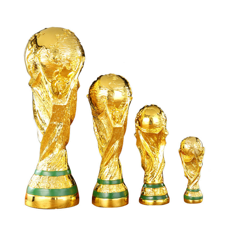 Glinsende fotballtrofé med elegant design i gull og sølv, perfekt for premieutdeling eller hjemmedekor.