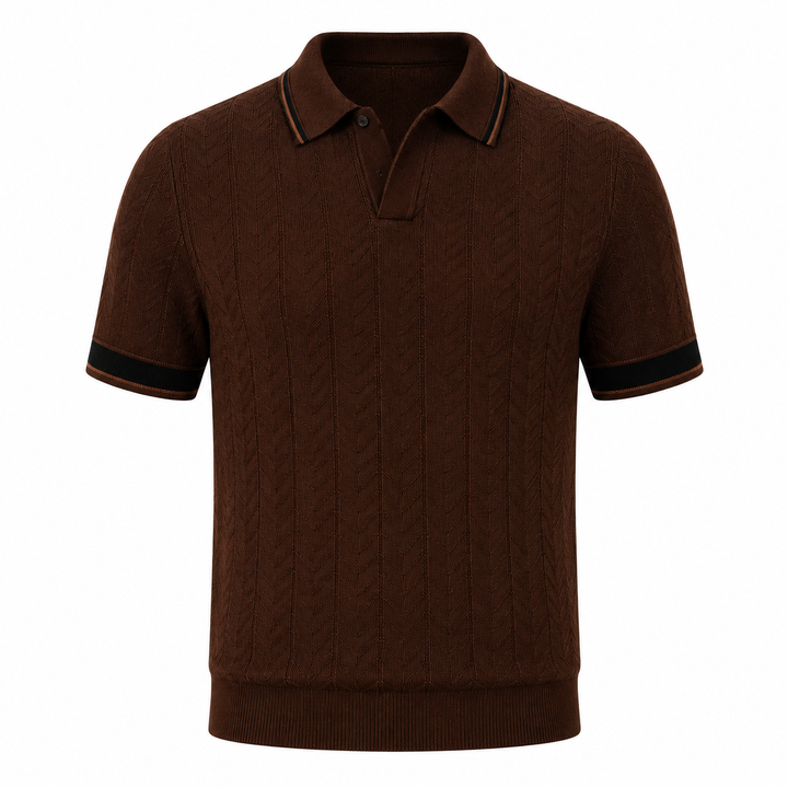 Detaljbilde av strikket herrepolo i kortermet modell. Kvalitetsstrikk med elegant color block for herre.