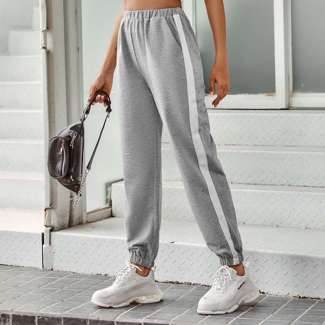 Dame joggebukse med komfortabel passform, sidestriper og elastisk midje. Perfekt fritidsbukse.