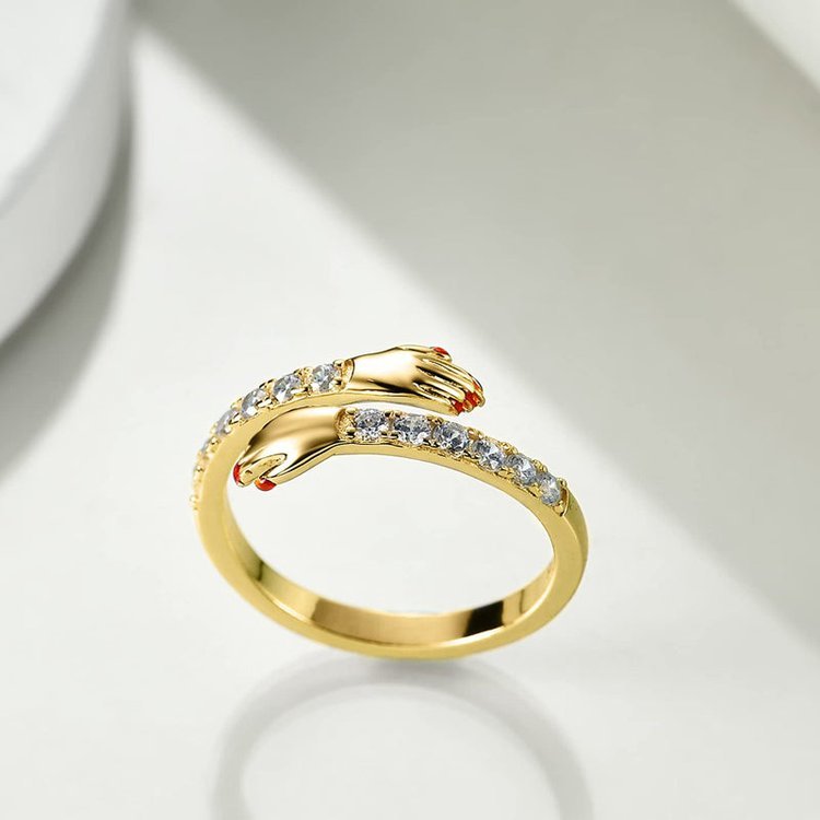 Damehånd som bærer en justerbar diamantklemring, et vakkert tilbehør for enhver anledning.