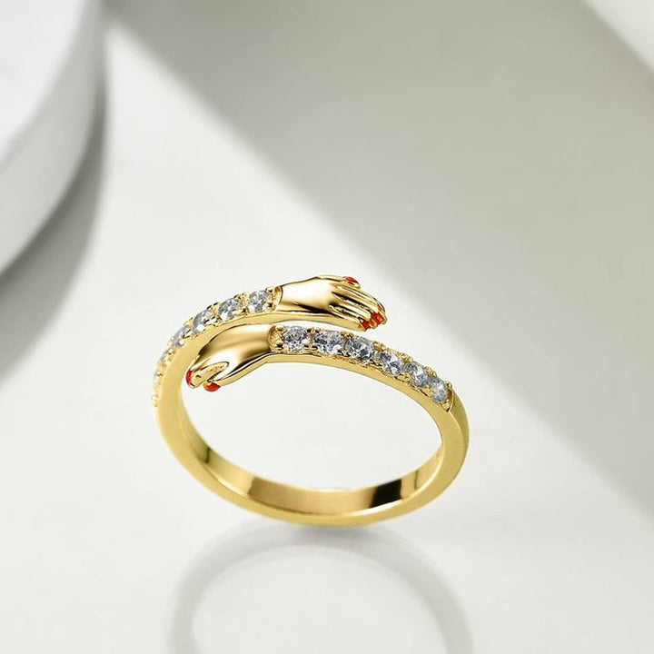 Damehånd som bærer en justerbar diamantklemring, et vakkert tilbehør for enhver anledning.