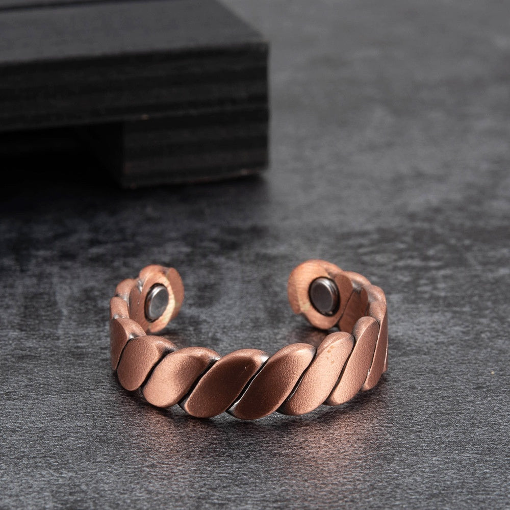 Unisex justerbar magnetisk kobberring i retrostil. Elegant hverdagssmykke for både menn og kvinner.