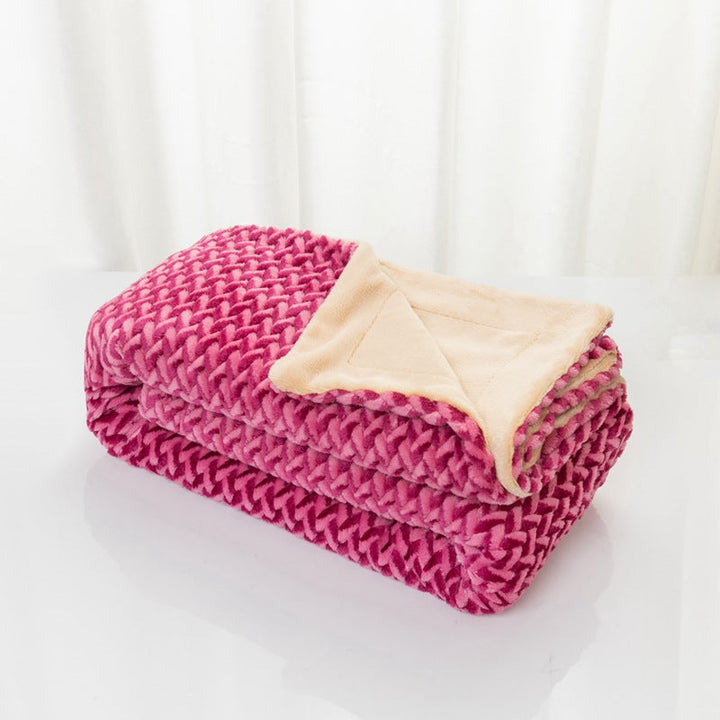Komfortabelt pledd for sofaen, mykt koseteppe med vakkert flettemønster. Perfekt for avslapning.