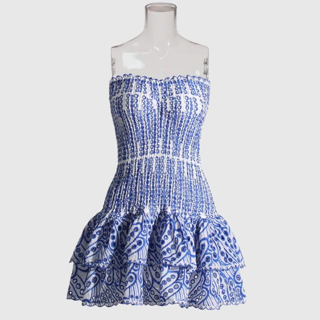 Elegant bandeaukjole med rynket topp og livlig paisleymønster. En fargerik minikjole for sommer og fest.