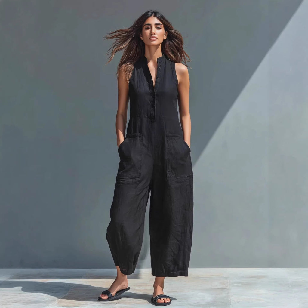 Stilig ermeløs dame jumpsuit, ideell for sommerdager. Har V-hals, vide ben og funksjonelle lommer.