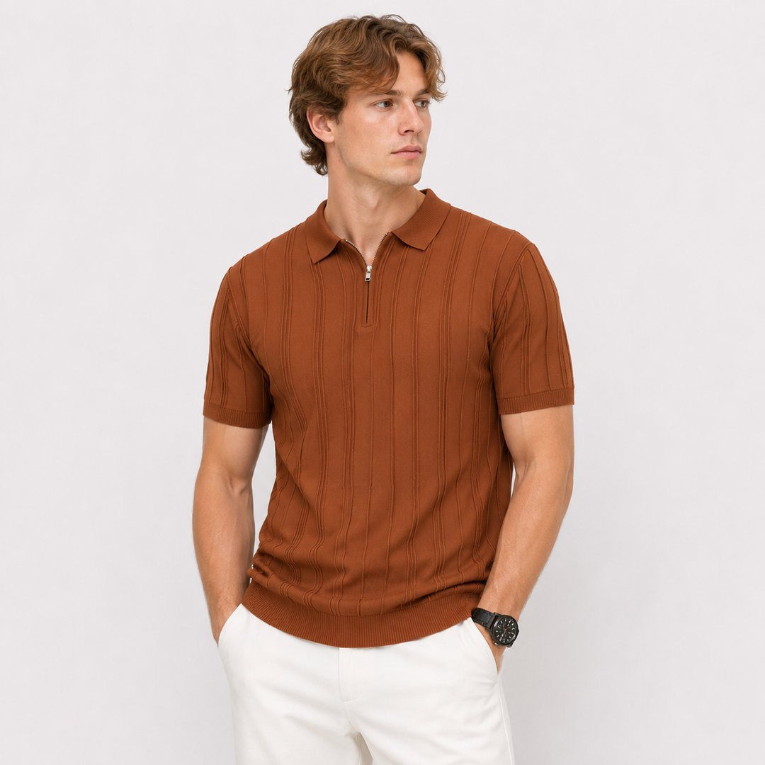 Full-body bilde av mann i vintage jacquard strikket polo med glidelås. Smart casual stil.
