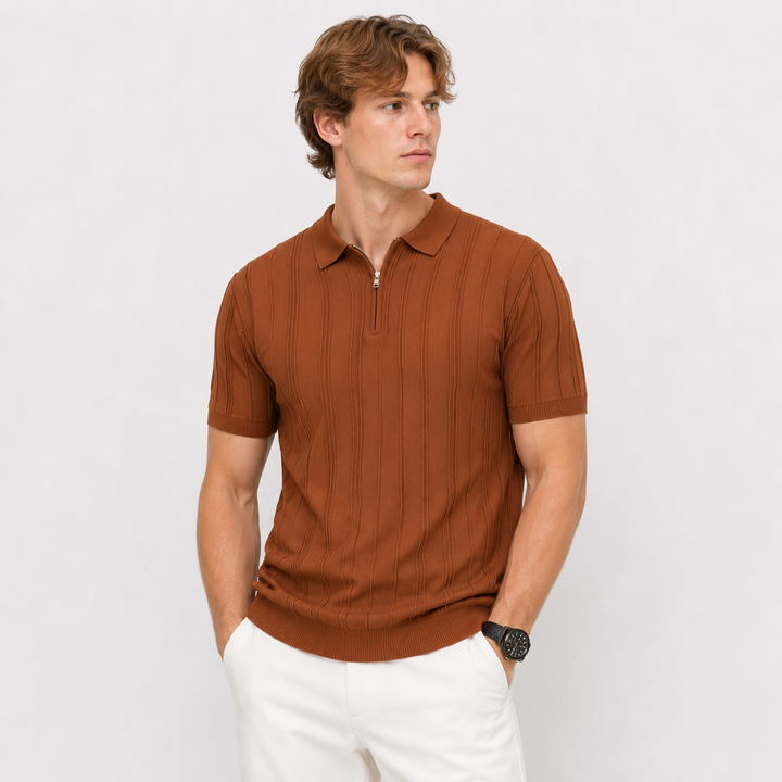 Full-body bilde av mann i vintage jacquard strikket polo med glidelås. Smart casual stil.