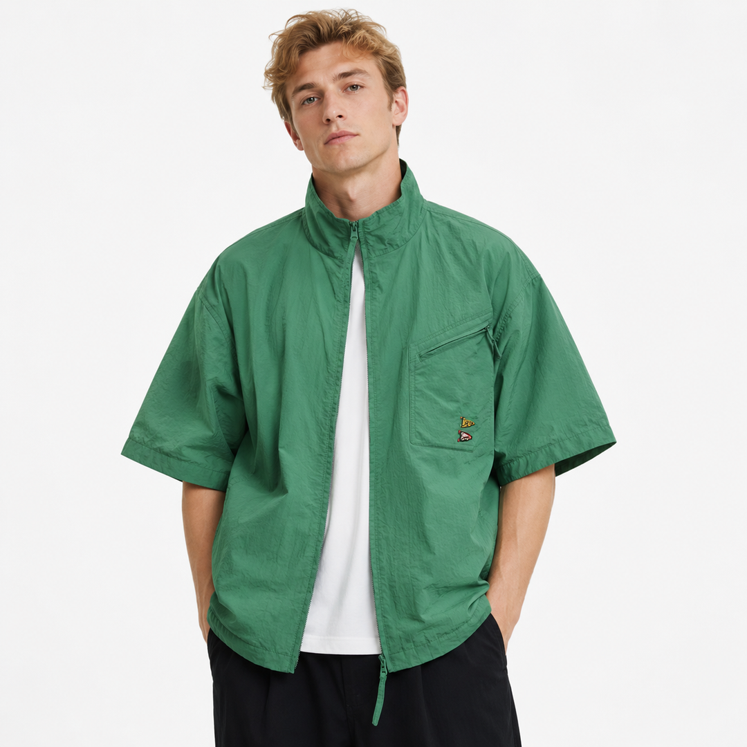 Grønn kortermet herreskjorte med stilig ståkrage og praktiske brystlommer, perfekt for casual sommerbruk.
