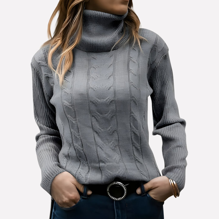Hvit langermet pullover med turtleneck. Komfortabel og allsidig damegenser.