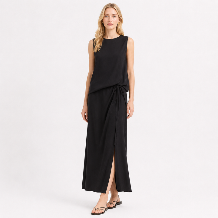 Luftig lang sommerkjole for kvinner med løs passform og knytedetalj i chiffon. Elegant og komfortabel.