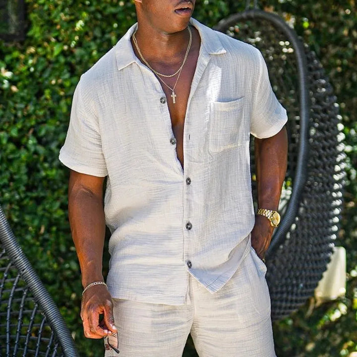 Elegant casual herreskjorte med kortermet design og lapelkrage. Perfekt ensfarget sommerskjorte for menn.