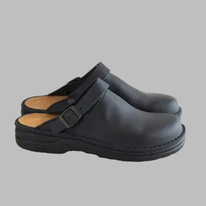 Syntetiske herre tresko, slip-on design for enkel hverdagsbruk. Allsidige innendørs/utendørs komfortsko.