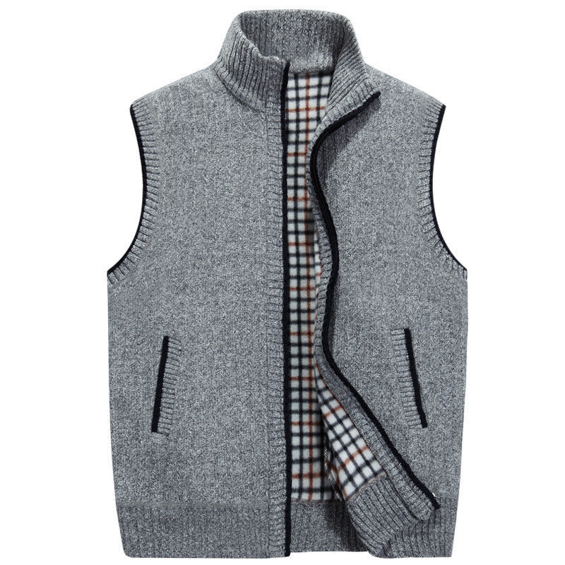 Menns strikkecardigan i strikk, sidevisning. Varm høyhalsgenser med glidelås for en moderne og casual look.