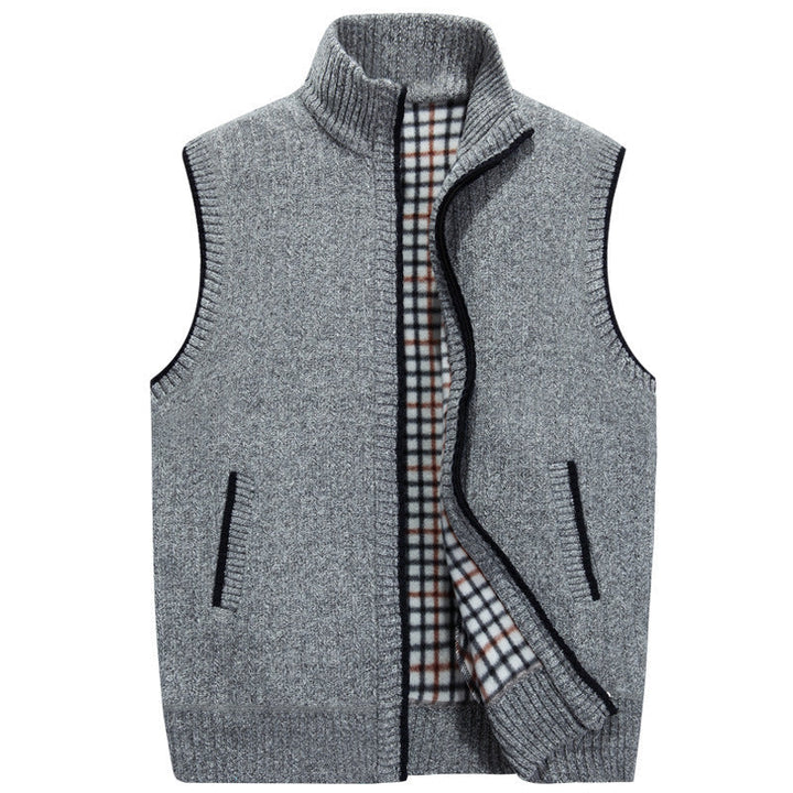 Menns strikkecardigan i strikk, sidevisning. Varm høyhalsgenser med glidelås for en moderne og casual look.