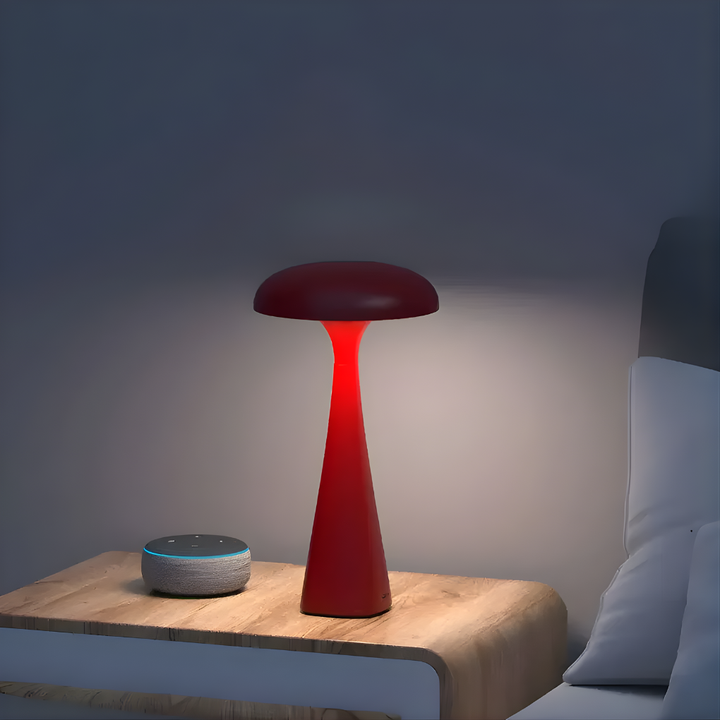 Elegant sennepsgul manetlampe som skrivebordsbelysning. Skaper unik, beroligende atmosfære på arbeidsplassen.