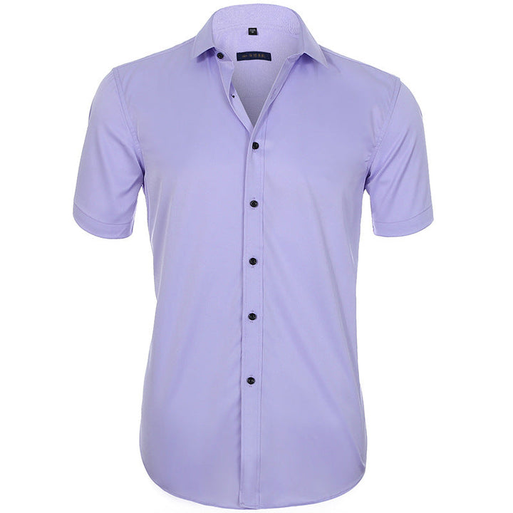 Mann med en rynkefri kortermet herreskjorte, perfekt for en casual sommerstil.
