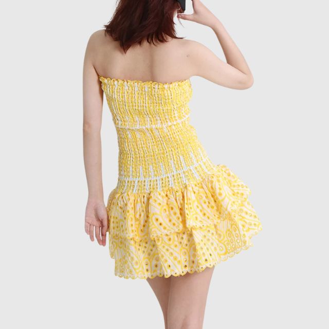 Fargerik minikjole med paisleymønster. Rynket bandeau, perfekt som sommerkjole og festkjole for dame.