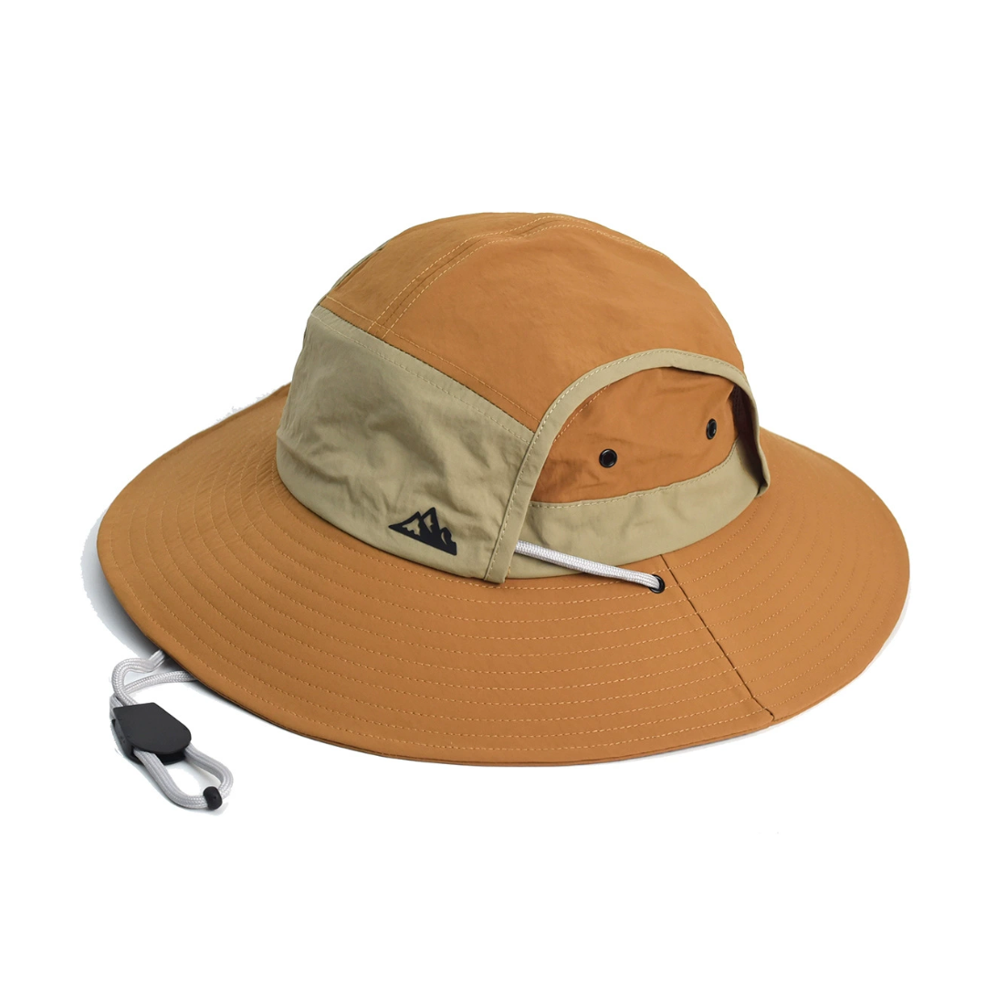 Bakside av justerbar unisex solhatt med pustende mesh og snor, designet for optimal UV-solbeskyttelse.