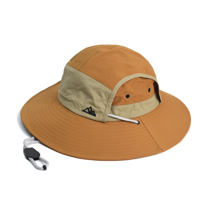Bakside av justerbar unisex solhatt med pustende mesh og snor, designet for optimal UV-solbeskyttelse.