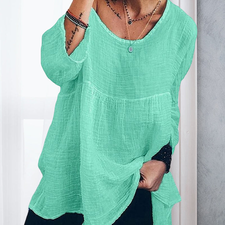 Ensfarget løs kvinnebluse med lange ermer, et must for en komfortabel og stilig garderobe.