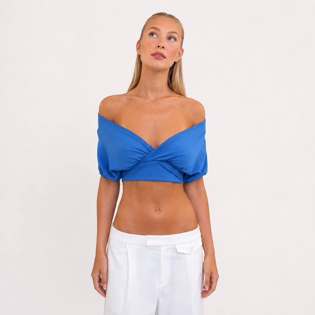 Elegant off-shoulder croptop for dame i blå med åpen rygg og knytedetalj, perfekt sommertopp.