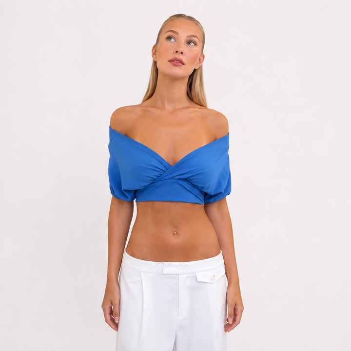 Elegant off-shoulder croptop for dame i blå med åpen rygg og knytedetalj, perfekt sommertopp.