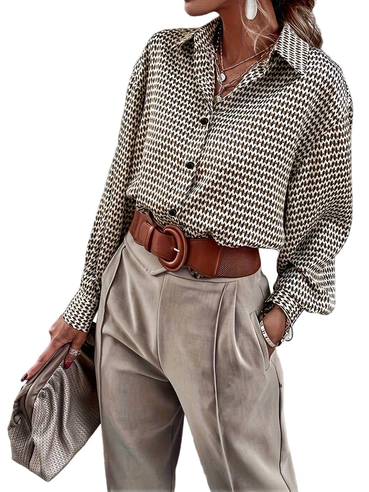 Elegant vintage langermet bluse for kvinner. Klassisk og komfortabel topp, ideell for vår- og sommerstil.