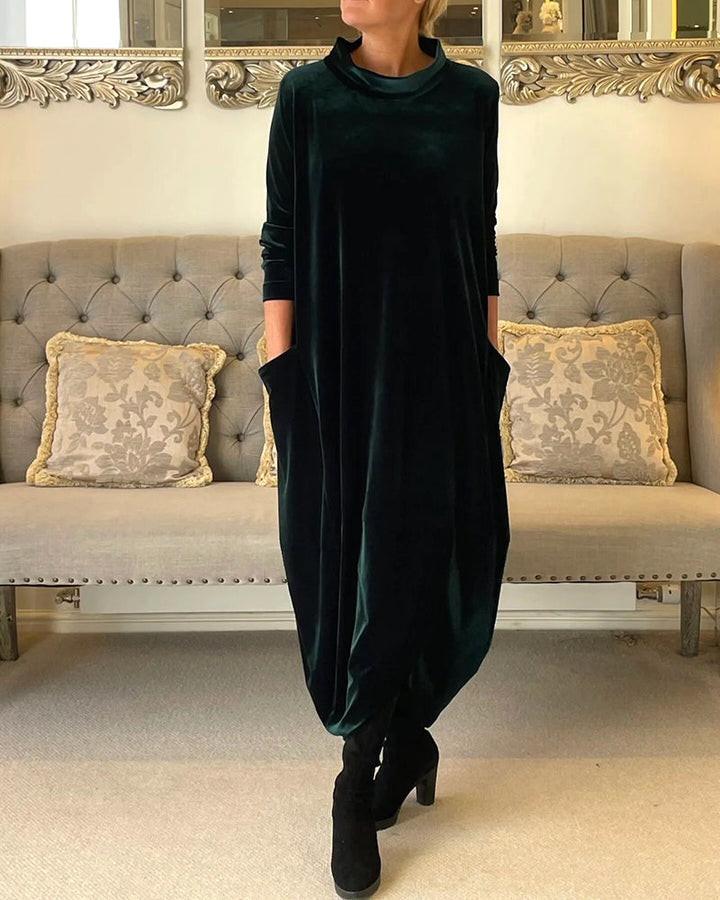 Varm og komfortabel dame fløyelskjole med lange ermer og lommer. Elegant høst- og vintermote.
