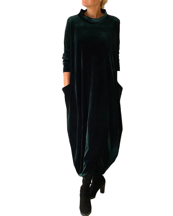 Elegant langermet vinterkjole for dame i varmt stoff, perfekt for hverdag eller fest. Komfortabel og stilfull.
