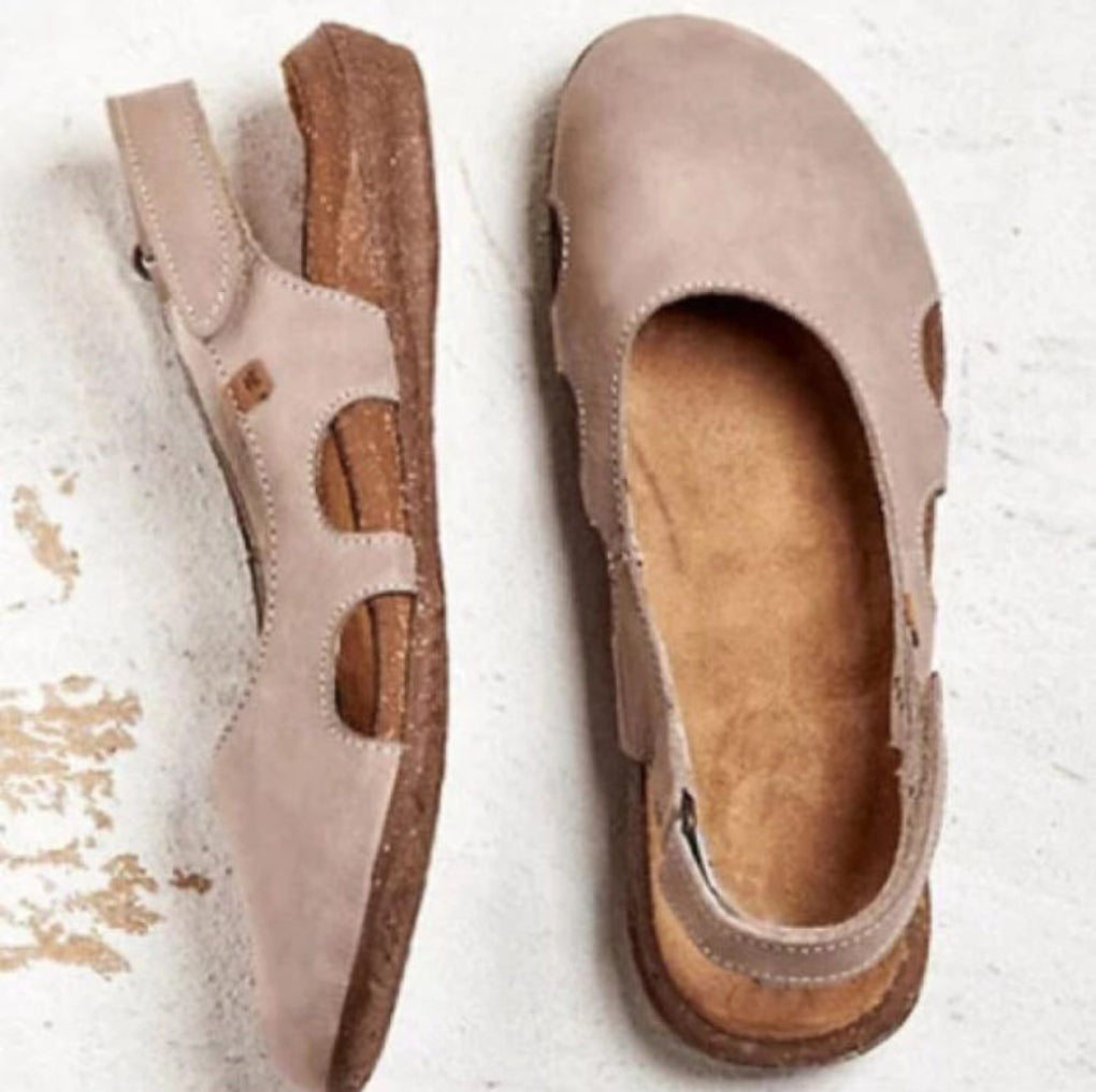 Stilige damesandaler med elegant kilehæl for sommerbruk. Komfortable og trendy sandaler.