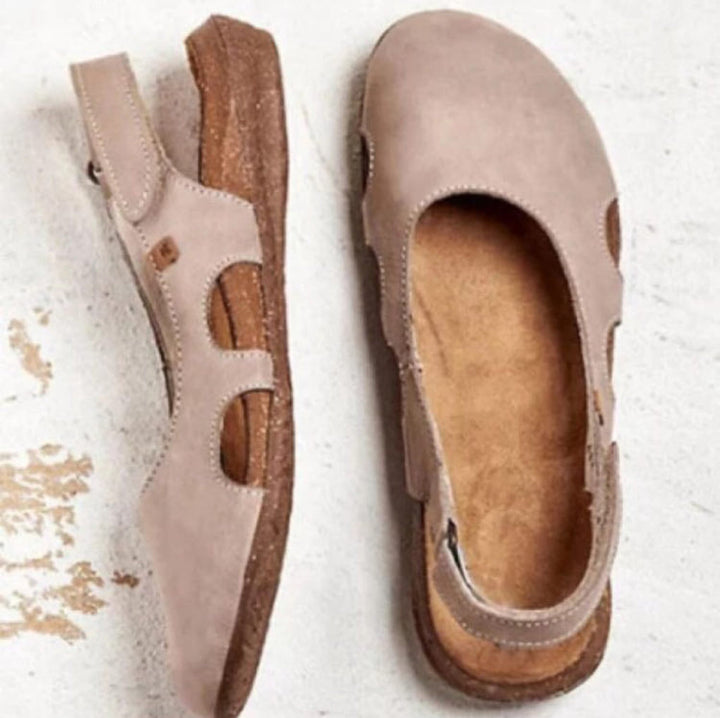 Stilige damesandaler med elegant kilehæl for sommerbruk. Komfortable og trendy sandaler.