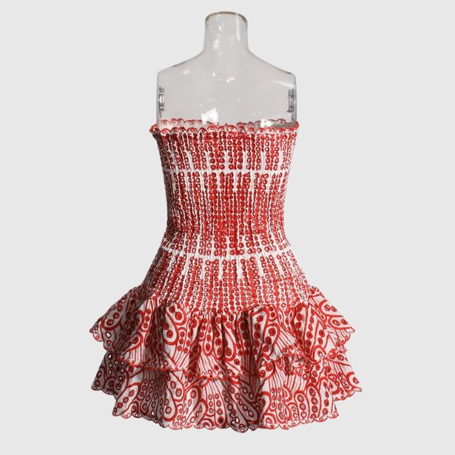 Komfortabel minikjole i bomullsblanding. Fargerikt paisleymønster og rynket bandeau. Perfekt sommerkledd.
