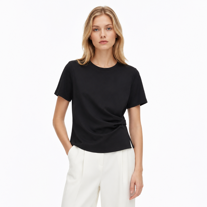 Asymmetrisk cut-out t-skjorte for damer. Innsvingt modell med kort erme, ideell for sommer og fest.