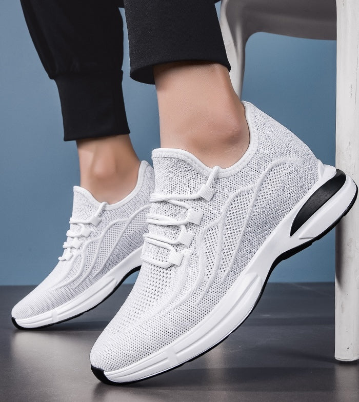 Pustende svarte sneakers, designet for komfort og en 7 cm høydeøkning.