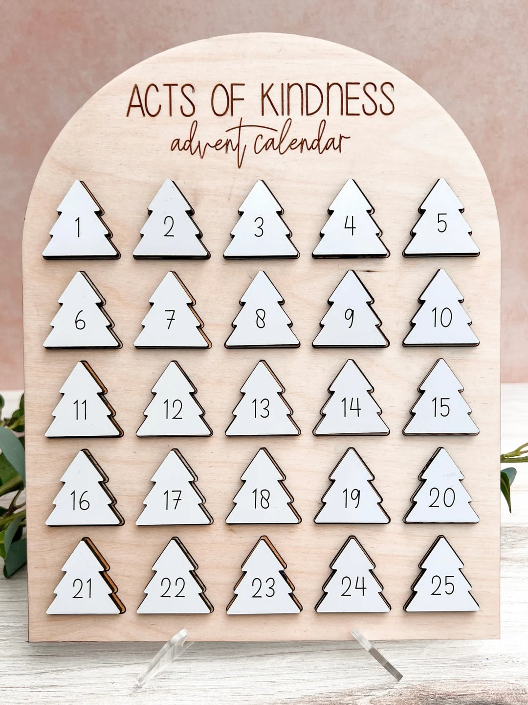 Solid adventskalender i tre, designet for å vare. En flott måte å bygge juletradisjoner for barn på.