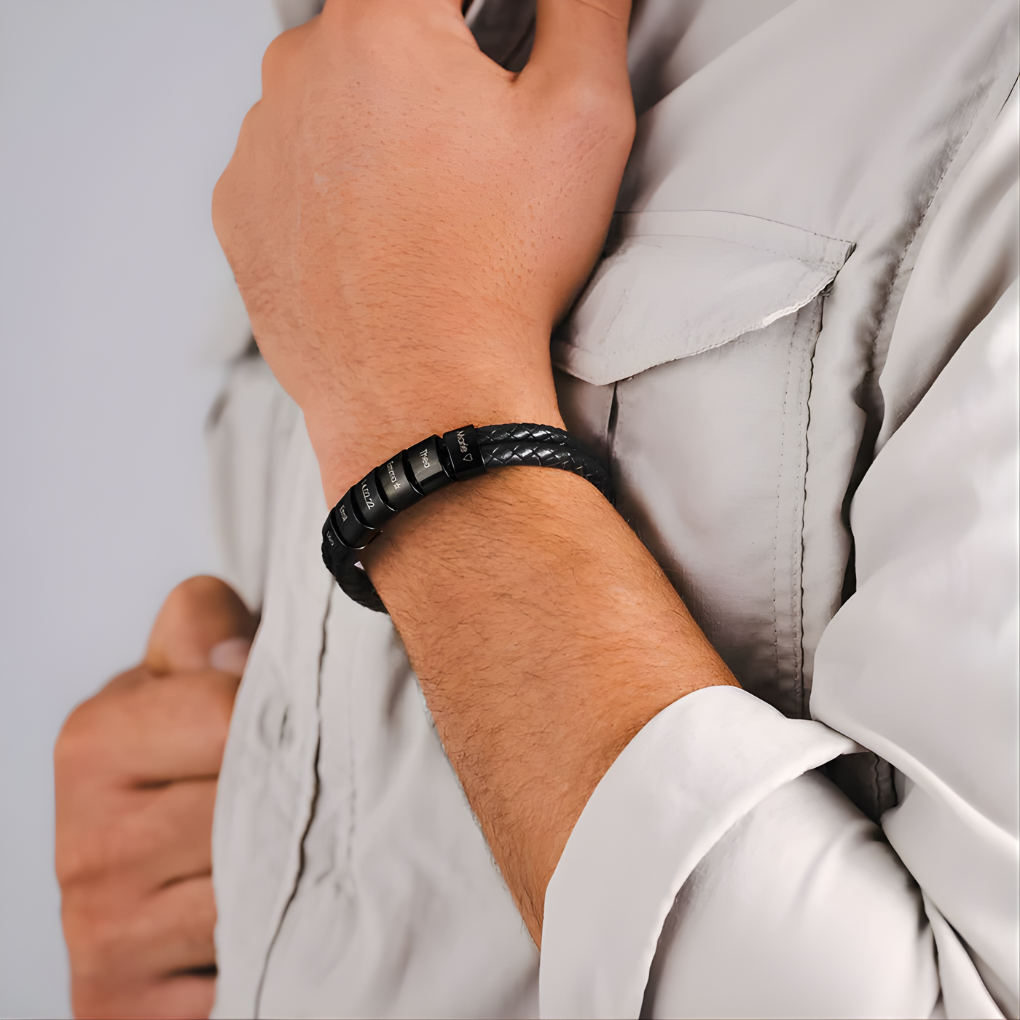 Detaljert bilde av menns armbånd med sorte perler, gravering og robust stålspenne. Justerbart for optimal passform.