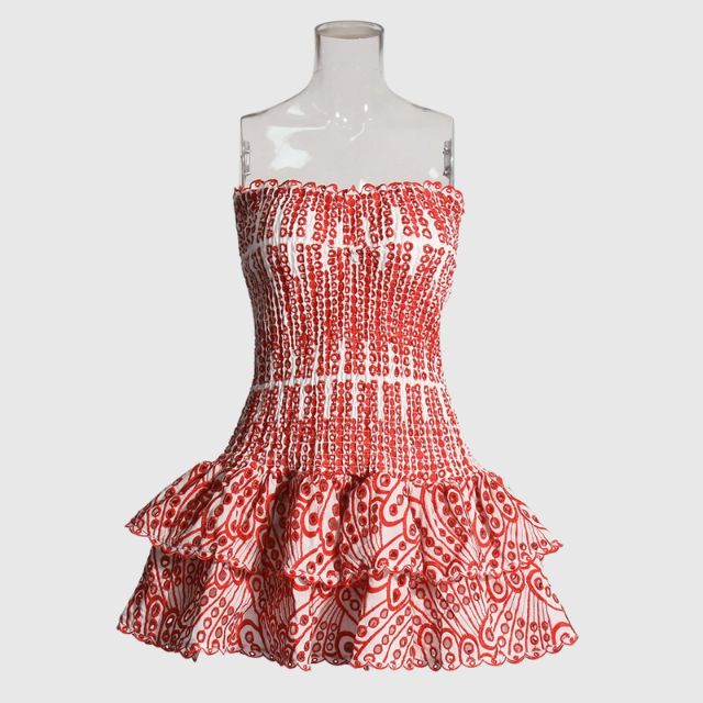 Kort sommerkjole dame. Fargerikt paisleymønster og rynket bandeau. Trendy og komfortabel minikjole i bomull.