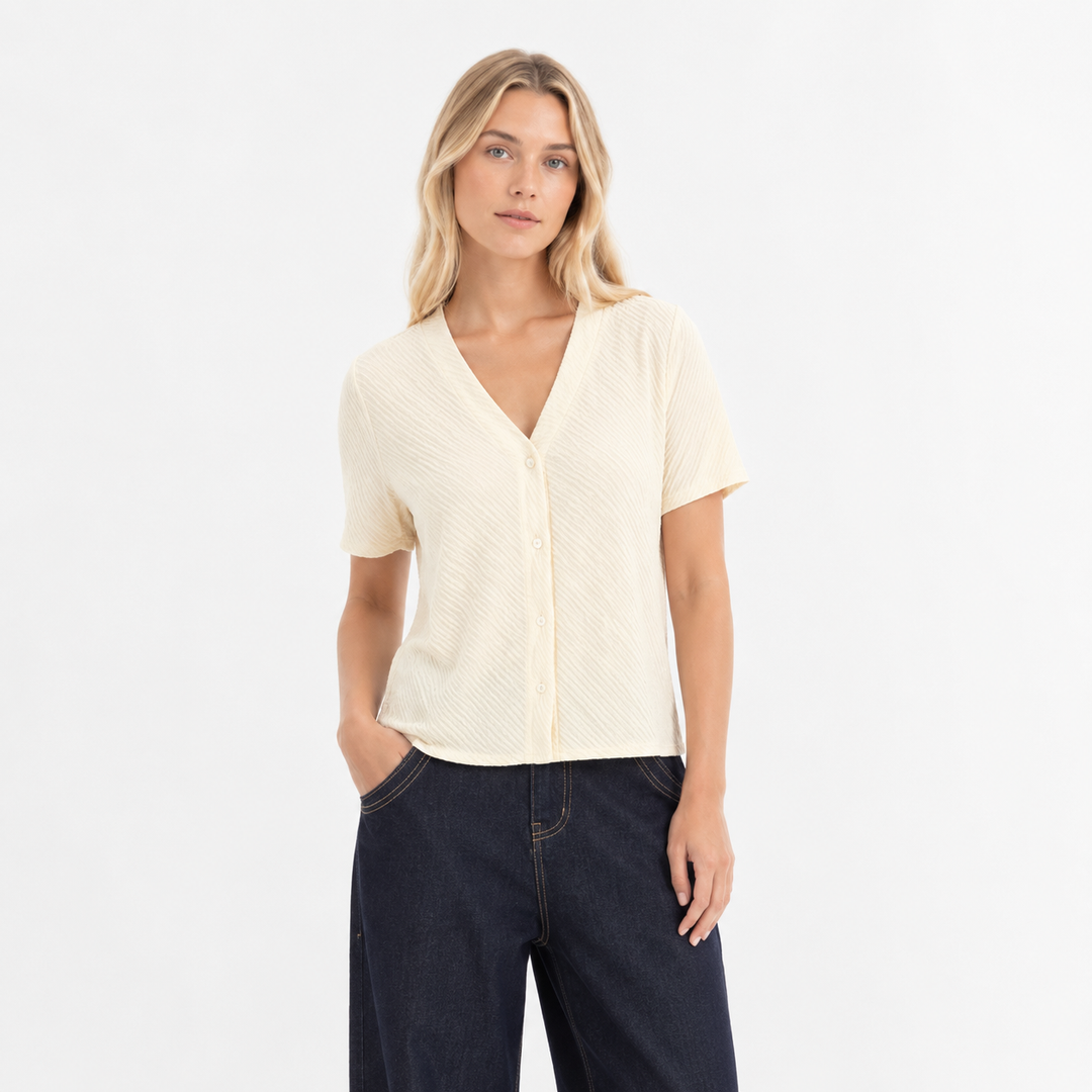 Stilren stripet topp med V-hals og perleknapper for dame, gir en elegant og avslappet sommerfølelse.