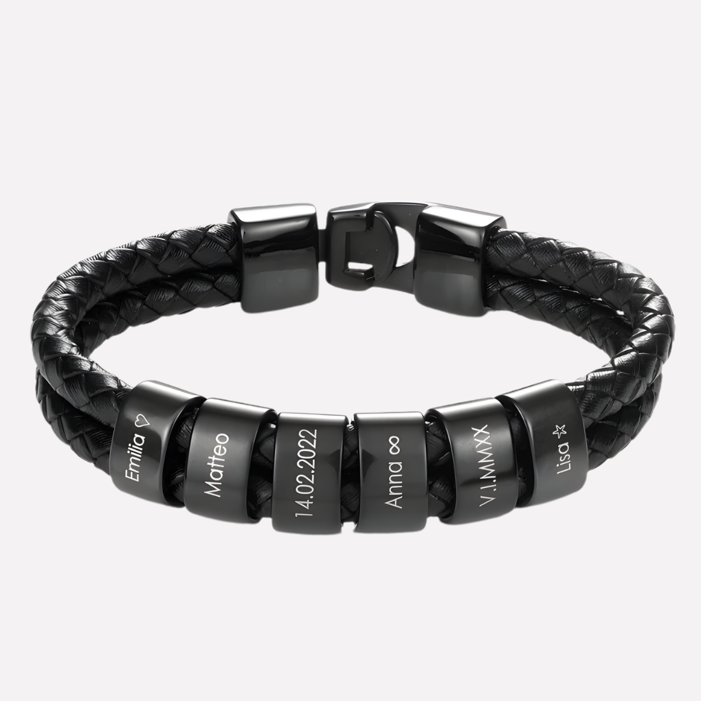 Svart personlig herrearmbånd med graverte perler og justerbar passform. Maskulint smykke i stål for menn.