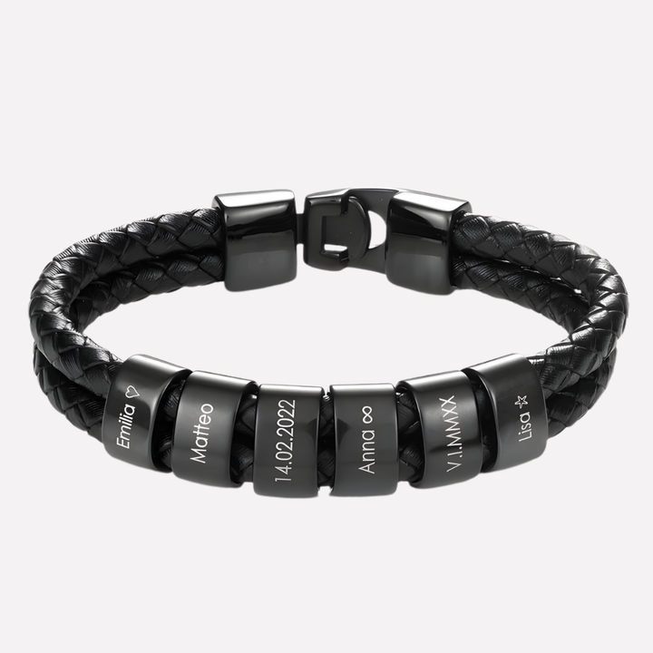 Svart personlig herrearmbånd med graverte perler og justerbar passform. Maskulint smykke i stål for menn.