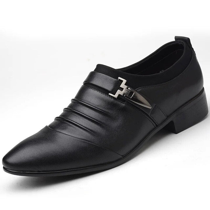 Stilrene og komfortable skinnsko med spenne for menn. Perfekte elegante herresko for enhver anledning.