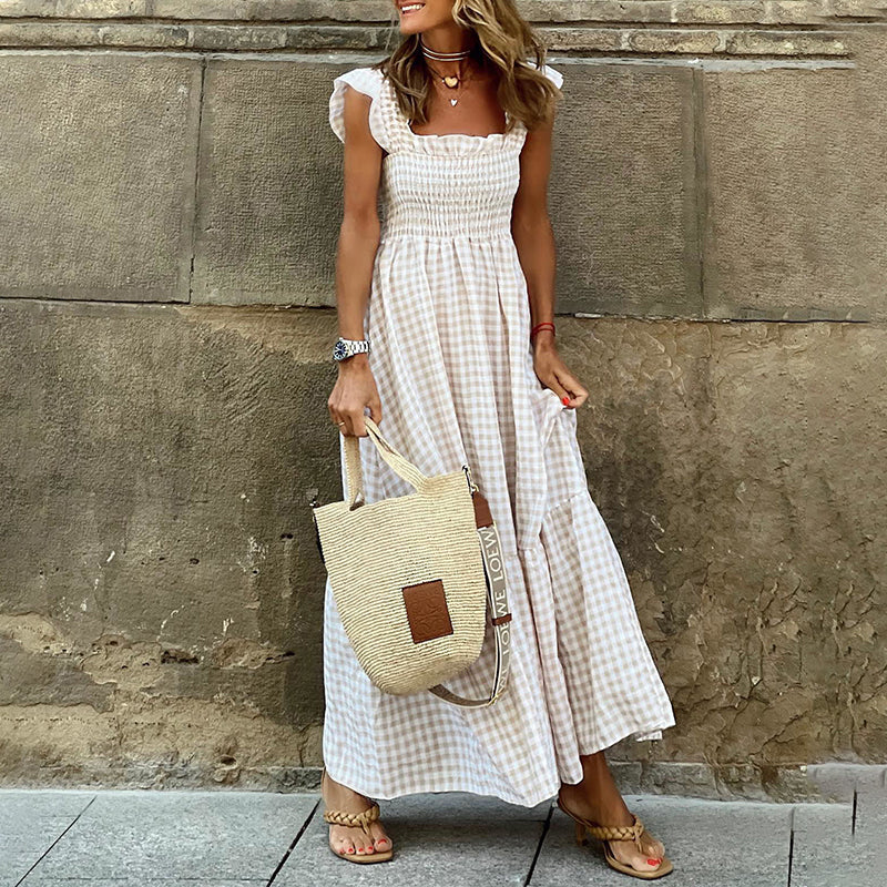 Rygg av dame rutete smocked maxi kjole, med elegant fall og komfortabel passform. Ideell for sommer.