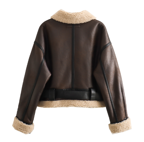 Trendy vintage beltejakke for kvinner. Stilfull vinterjakke med belte som fremhever midjen, perfekt for gateklær.