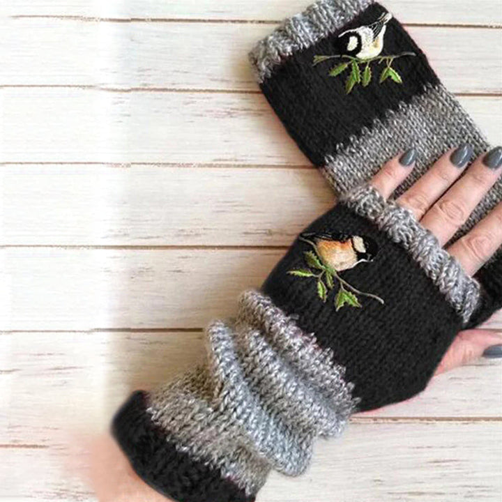 Moderne strikkehansker med broderte patchwork-detaljer. Stilige, varme og unisex, ideelle for gave.