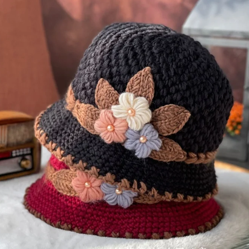 Damehatt med blomstermønster, strikket i tykk ull. Fransk inspirert varm lue, elegant tilbehør.