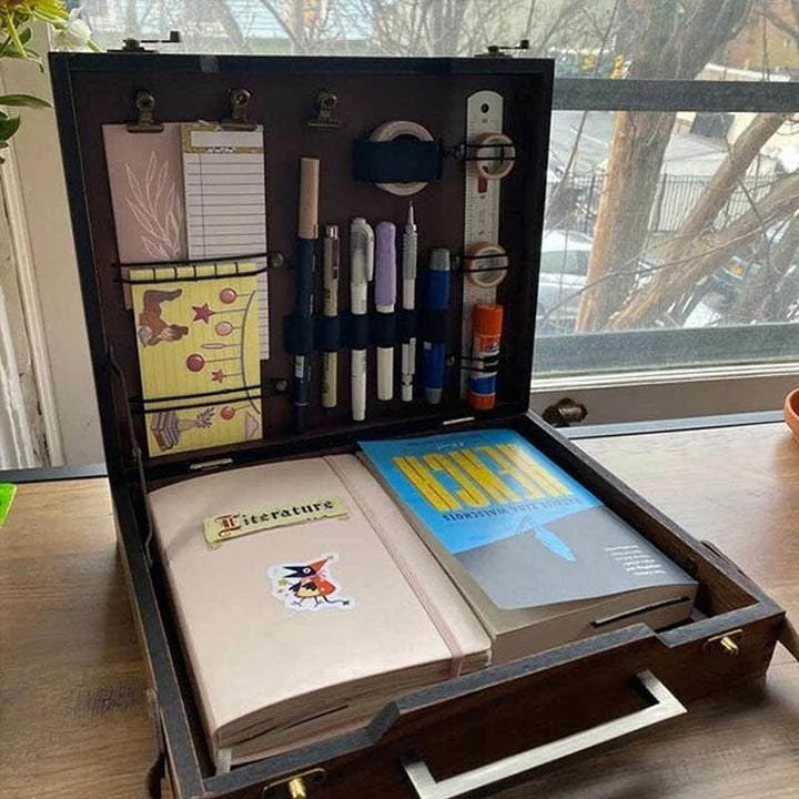 Bærbar treboks for forfattere og studenter. Praktisk messengerboks for organisert skriving og reise, unisex design.