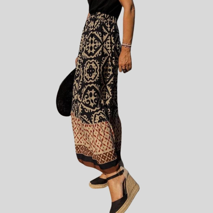 Bohemstil maxiskjørt i polyester med etnisk mønster og elegant volang, perfekt for vår og sommer.