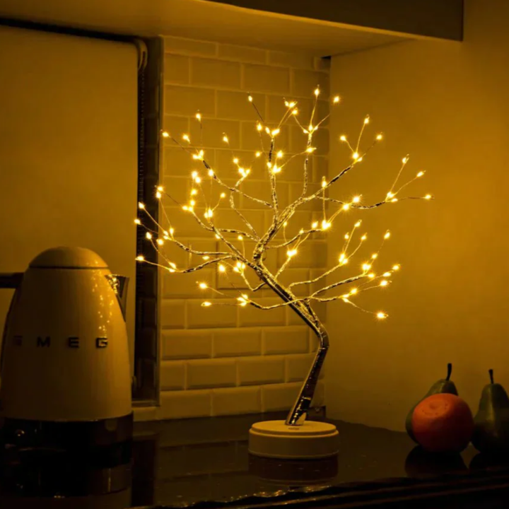 Dekorativ tre-formet LED-bordlampe for moderne interiørdesign. Gir varmt og innbydende lys i stuen.