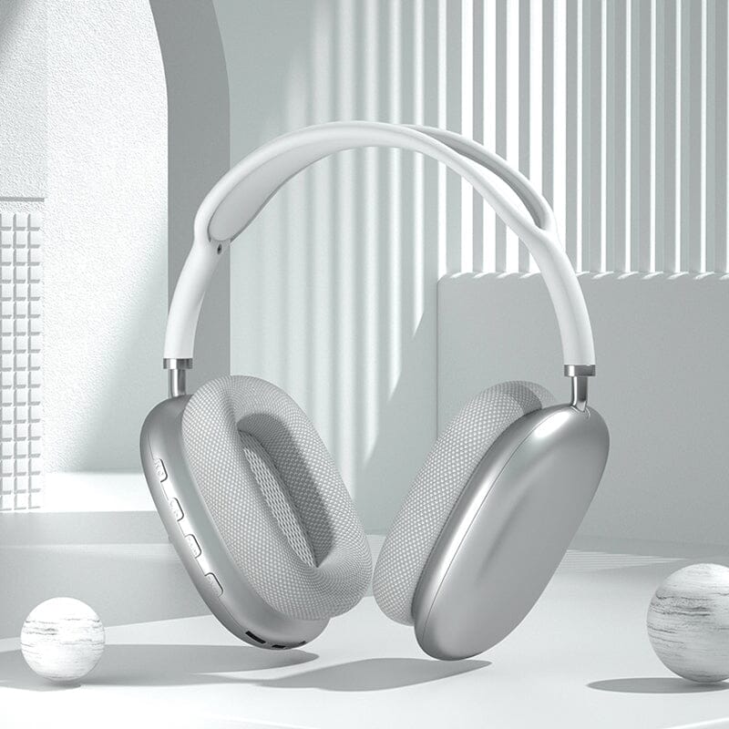 Person nyter musikk utendørs med komfortable trådløse Bluetooth over-ear hodetelefoner og Hi-Fi lyd.